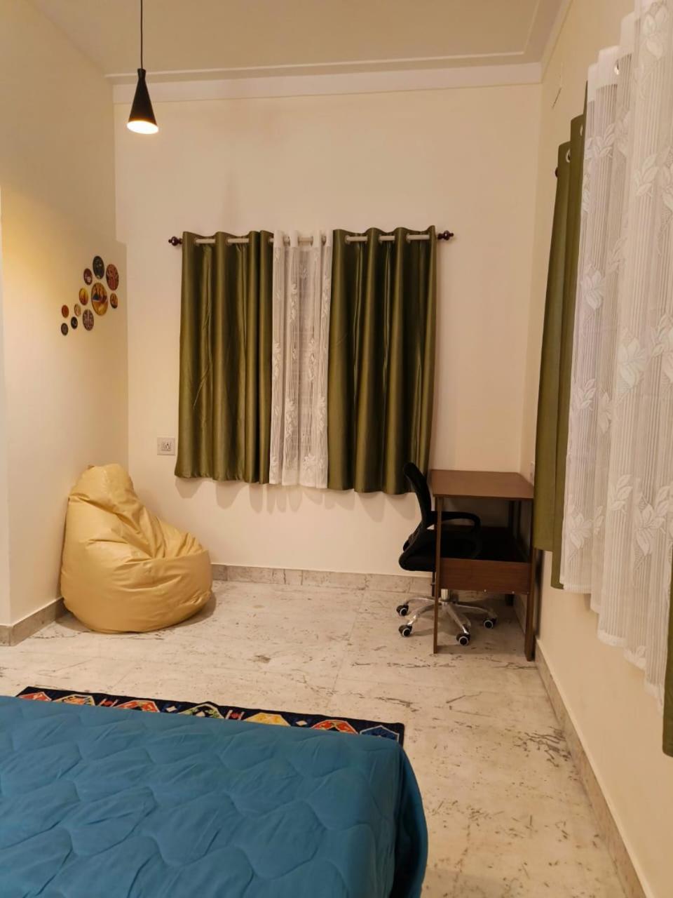 Homestayz Crown Бангалор Номер фото
